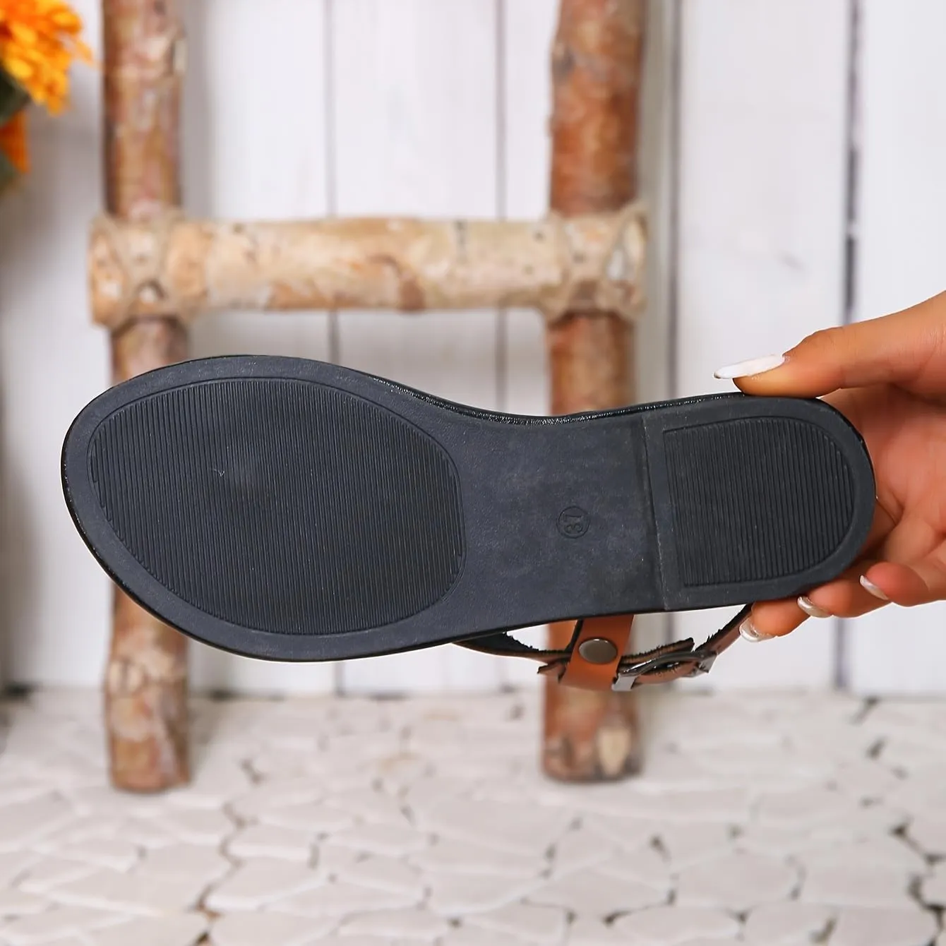 Women's Flat Sandals Comfortable Wide Width Lightweight Beach Shoes Breathable Open Toe Slides Flip Flops with Ankle Strap Metal Buckle Ladies All-Match Walking Thong Sandal